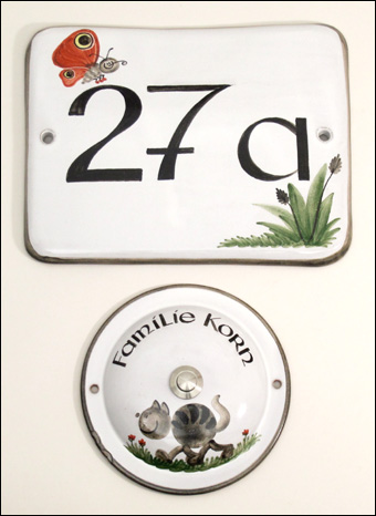 Hausnummer und Klingelknopf